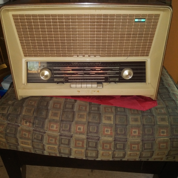 Antique Tube Table Radio - Picture 3 of 10